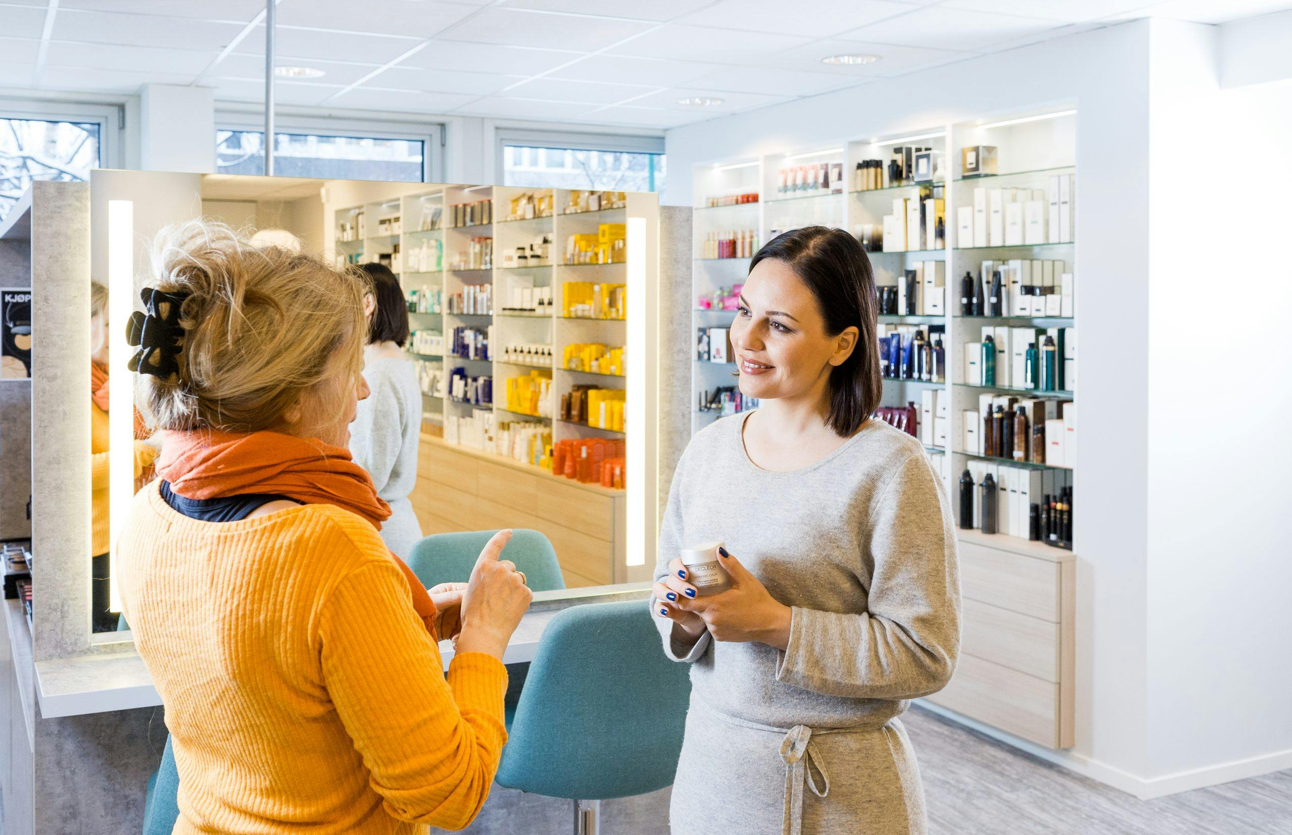 Besøk oss – prat med oss. Vi kan hud! Besøk oss – prat med oss. Vi kan hud!